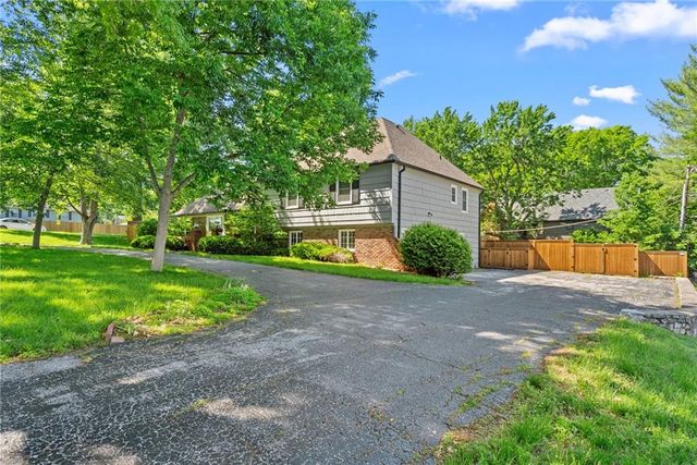 5400 W 84th Terrace W, Prairie Village, KS 66207