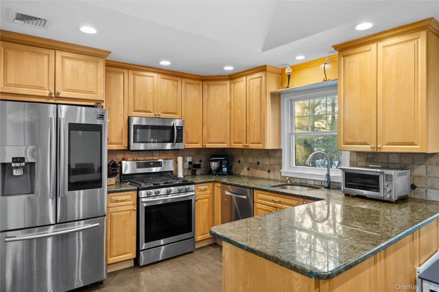 21 Rawlings Drive, Melville, NY 11747