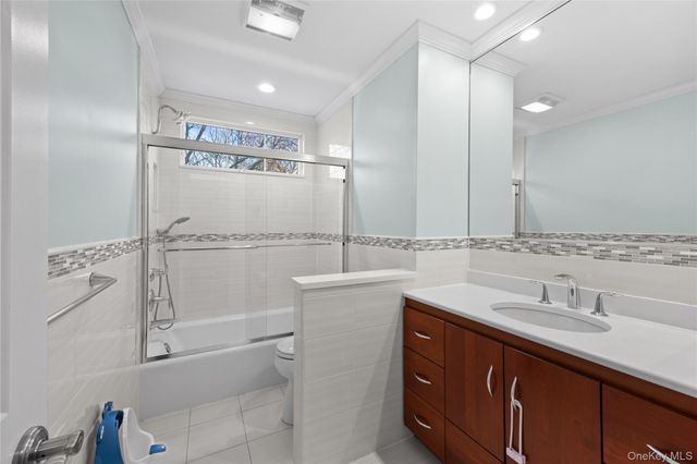 21 Rawlings Drive, Melville, NY 11747