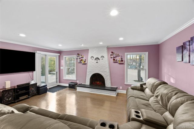 21 Rawlings Drive, Melville, NY 11747