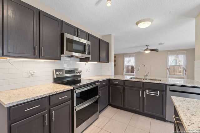 6430 Maverick Trail Dr, San Antonio, TX 78240