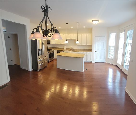 523 E Vanderbilt Drive, Adams Twp, PA 16046