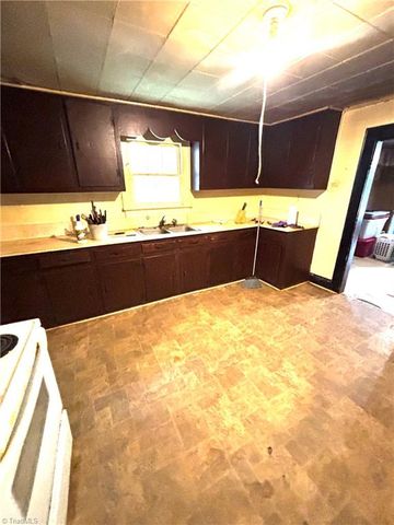 215 upton Street, Randleman, NC 27317