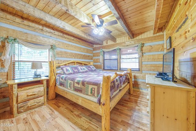 1136 E Foothills Drive, Gatlinburg, TN 37738