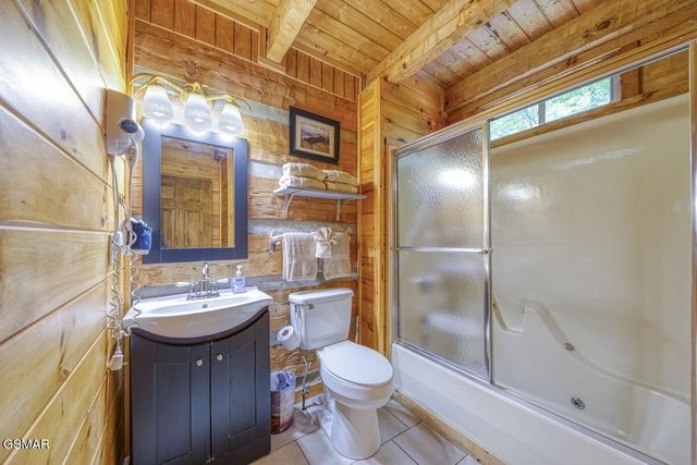 1136 E Foothills Drive, Gatlinburg, TN 37738