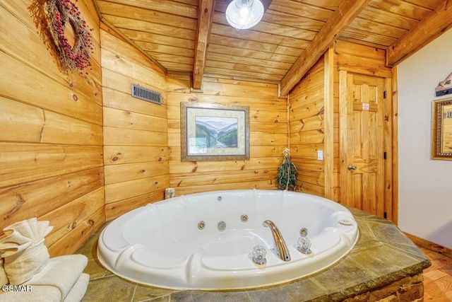 1136 E Foothills Drive, Gatlinburg, TN 37738