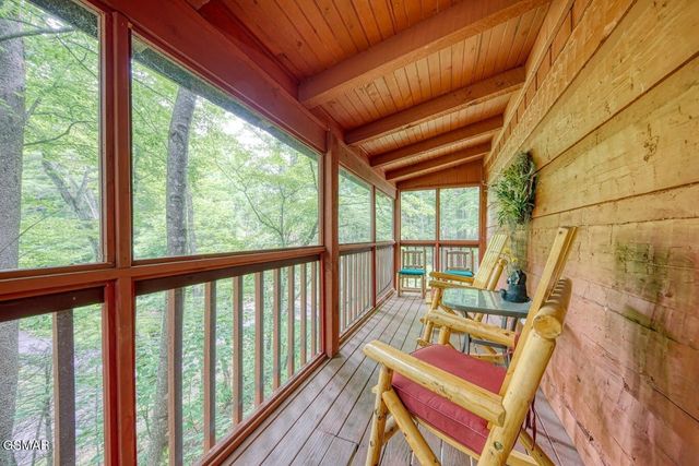 1136 E Foothills Drive, Gatlinburg, TN 37738