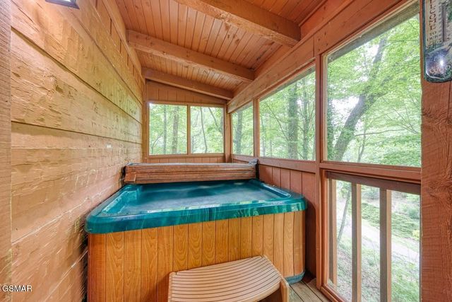 1136 E Foothills Drive, Gatlinburg, TN 37738