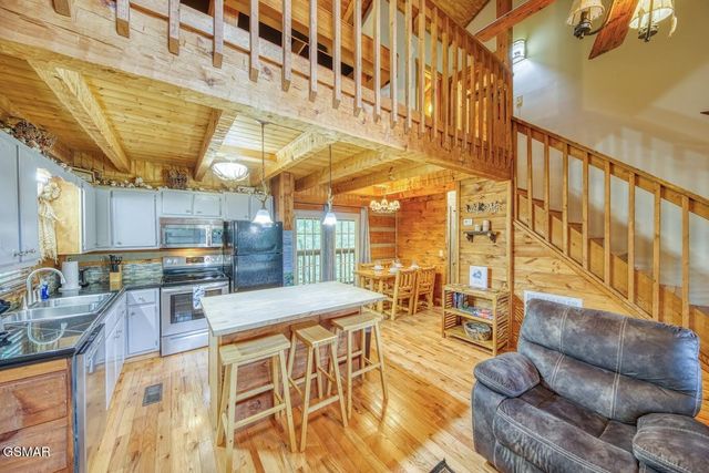 1136 E Foothills Drive, Gatlinburg, TN 37738