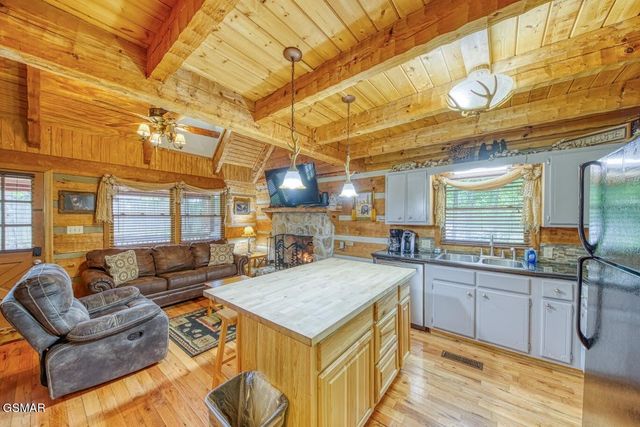 1136 E Foothills Drive, Gatlinburg, TN 37738