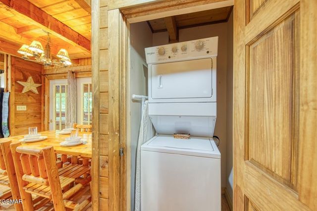 1136 E Foothills Drive, Gatlinburg, TN 37738