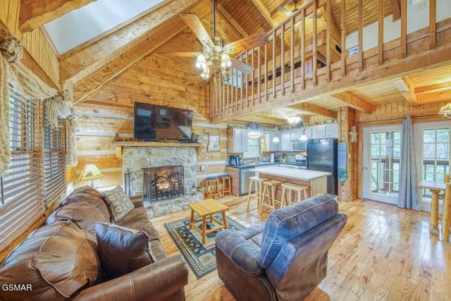 1136 E Foothills Drive, Gatlinburg, TN 37738