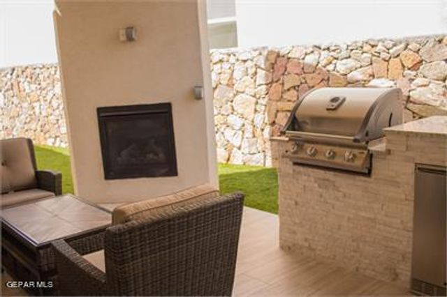513 S FESTIVAL Drive, El Paso, TX 79912