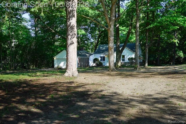 24300 Simmons Avenue, Southfield, MI 48033