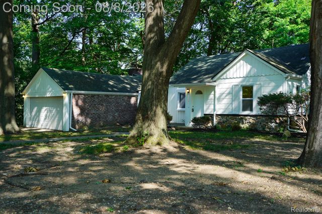 24300 Simmons Avenue, Southfield, MI 48033