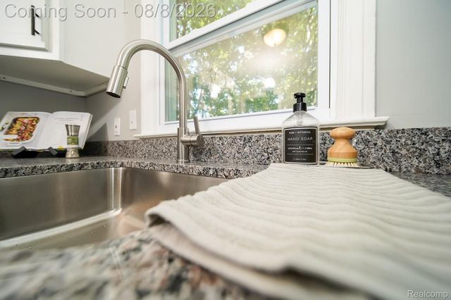 24300 Simmons Avenue, Southfield, MI 48033