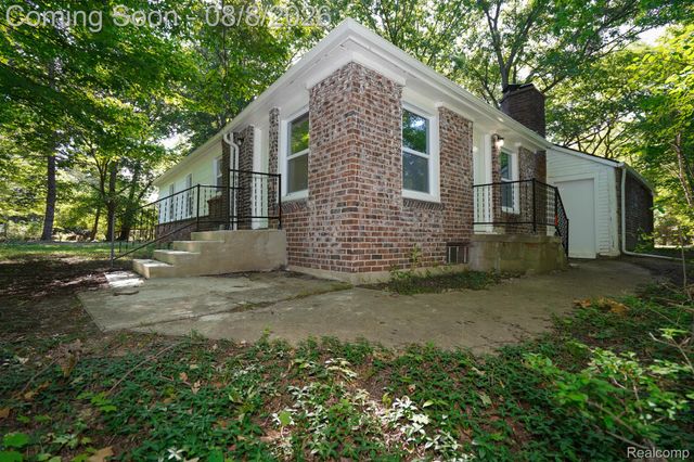 24300 Simmons Avenue, Southfield, MI 48033