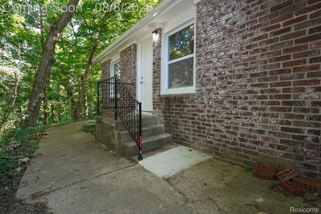 24300 Simmons Avenue, Southfield, MI 48033