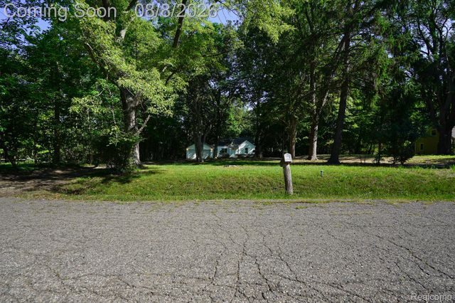 24300 Simmons Avenue, Southfield, MI 48033