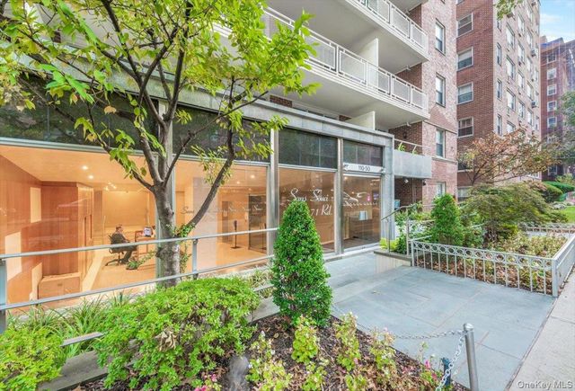 11050 71st Road 1N, Forest Hills, NY 11375