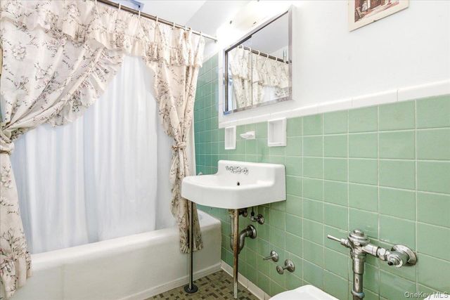 11050 71st Road 1N, Forest Hills, NY 11375