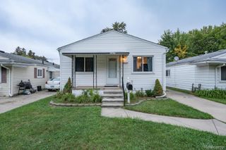 20629 Hollywood Street, Harper Woods, MI 48225