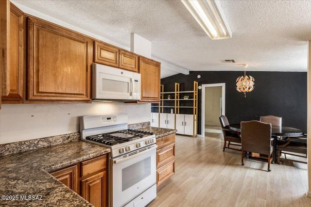 16606 N Columbus Boulevard, Tucson, AZ 85739