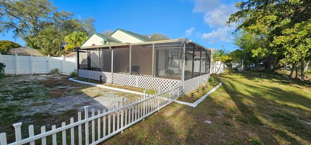 1251 SW 84th Ter, Pembroke Pines, FL 33025