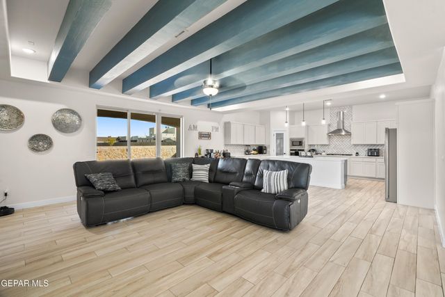 300 SAMUEL VISTA Street, Horizon City, TX 79928