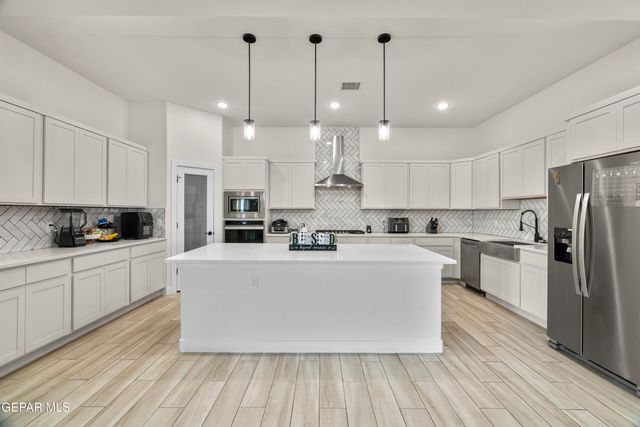 300 SAMUEL VISTA Street, Horizon City, TX 79928