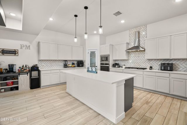 300 SAMUEL VISTA Street, Horizon City, TX 79928