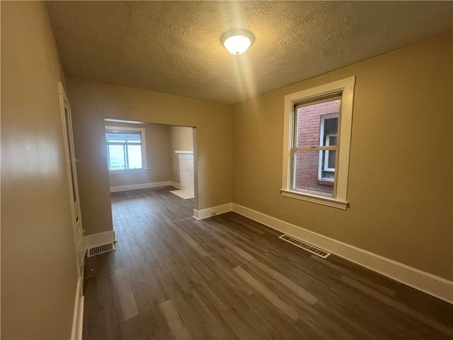 1127 Maplewood Ave, Ambridge, PA 15003