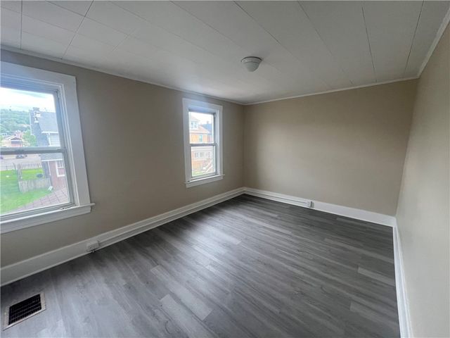 1127 Maplewood Ave, Ambridge, PA 15003