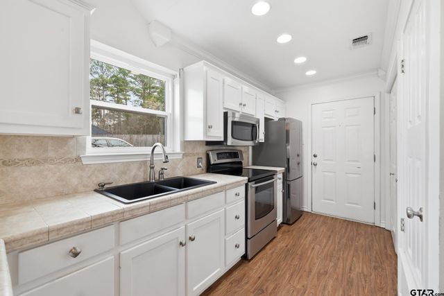 3075 E Lake Dr, Gladewater, TX 75647