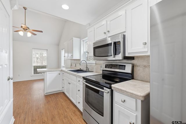 3075 E Lake Dr, Gladewater, TX 75647