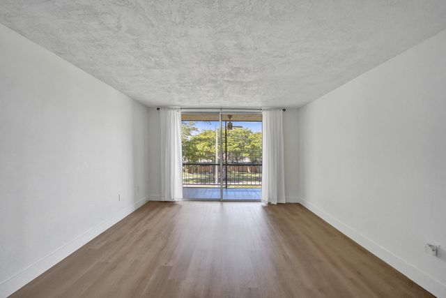 7300 NW 17th Street 305, Plantation, FL 33313