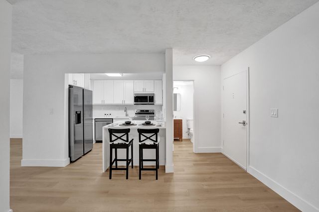 7300 NW 17th Street 305, Plantation, FL 33313