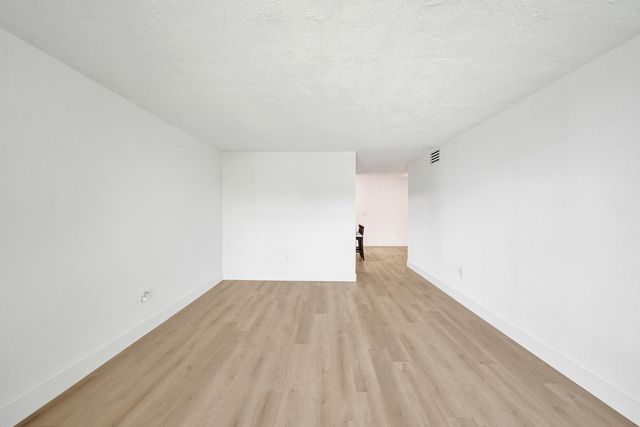 7300 NW 17th Street 305, Plantation, FL 33313