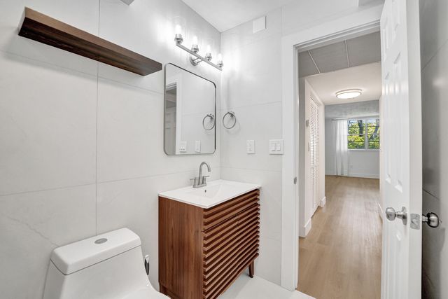 7300 NW 17th Street 305, Plantation, FL 33313