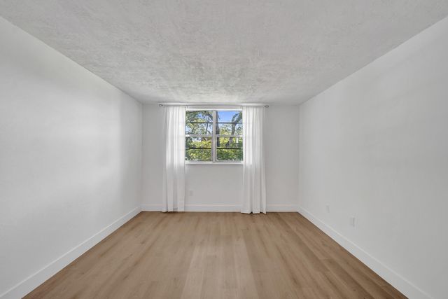 7300 NW 17th Street 305, Plantation, FL 33313