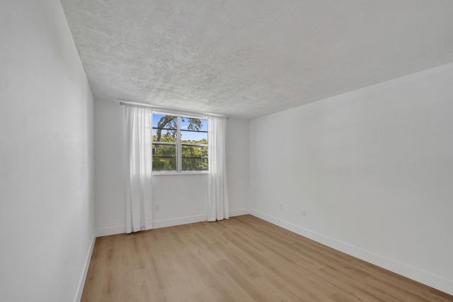 7300 NW 17th Street 305, Plantation, FL 33313