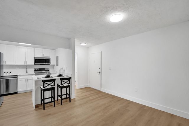 7300 NW 17th Street 305, Plantation, FL 33313