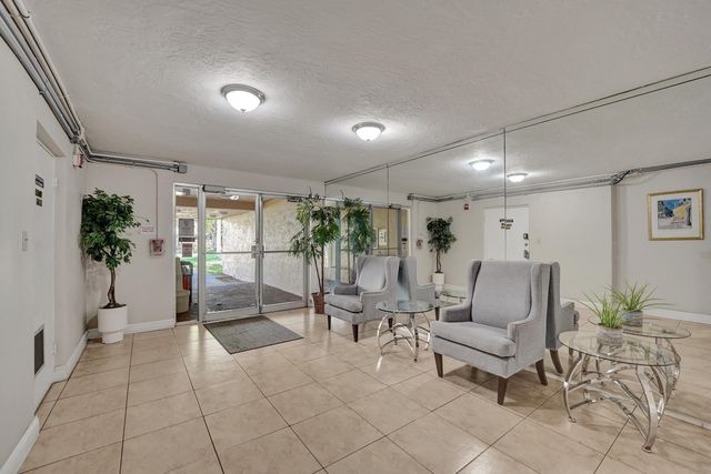 7300 NW 17th Street 305, Plantation, FL 33313