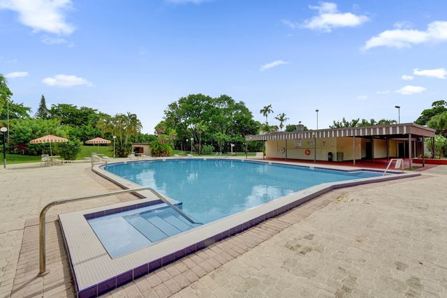 7300 NW 17th Street 305, Plantation, FL 33313