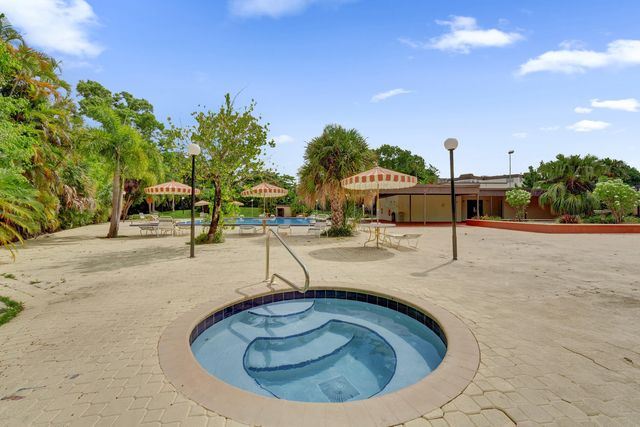 7300 NW 17th Street 305, Plantation, FL 33313