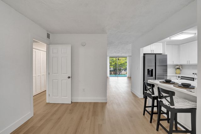 7300 NW 17th Street 305, Plantation, FL 33313