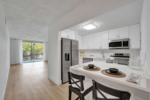 7300 NW 17th Street 305, Plantation, FL 33313