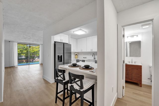 7300 NW 17th Street 305, Plantation, FL 33313