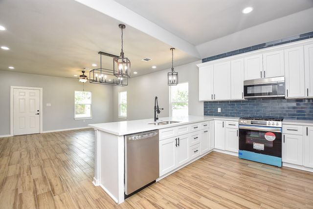 145 W Jackson Street, West Columbia, TX 77486