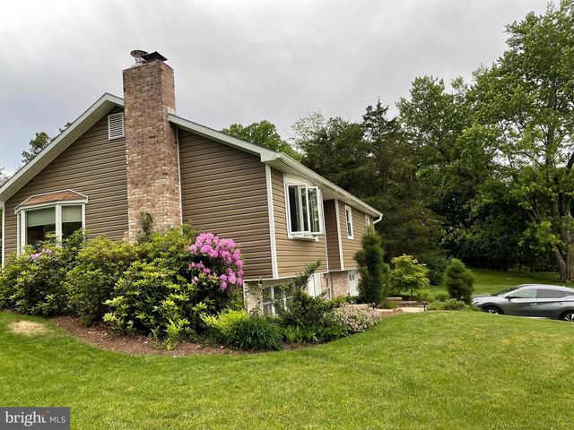 100 BUNKER HILL RD, New Cumberland, PA 17070